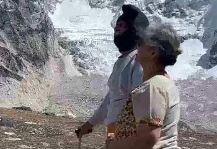 Viral Video | പരസ്പരം തുണയായി കൈകോർത്ത് ഭാര്യയും ഭർത്താവും; എവറസ്റ്റ് കൊടുമുടി സന്ദർശിക്കാനുള്ള ആജീവനാന്ത ആഗ്രഹം നിറവേറ്റി വൃദ്ധ ദമ്പതികൾ; ഹൃദസ്പർശിയായ വീഡിയോ വൈറലോട് വൈറൽ