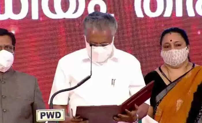 പിണറായി വിജയന് സത്യപ്രതിജ്ഞ ചെയ്ത് മുഖ്യമന്ത്രിയായി അധികാരമേറ്റു
