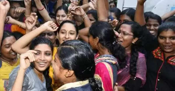 നഴ്സുമാരുടേത് ചരിത്ര വിജയം: സെക്രട്ടേറിയറ്റിന് മുന്നില് ആഹ്ലാദ നൃത്തം വെച്ച് മാലാഖമാര്