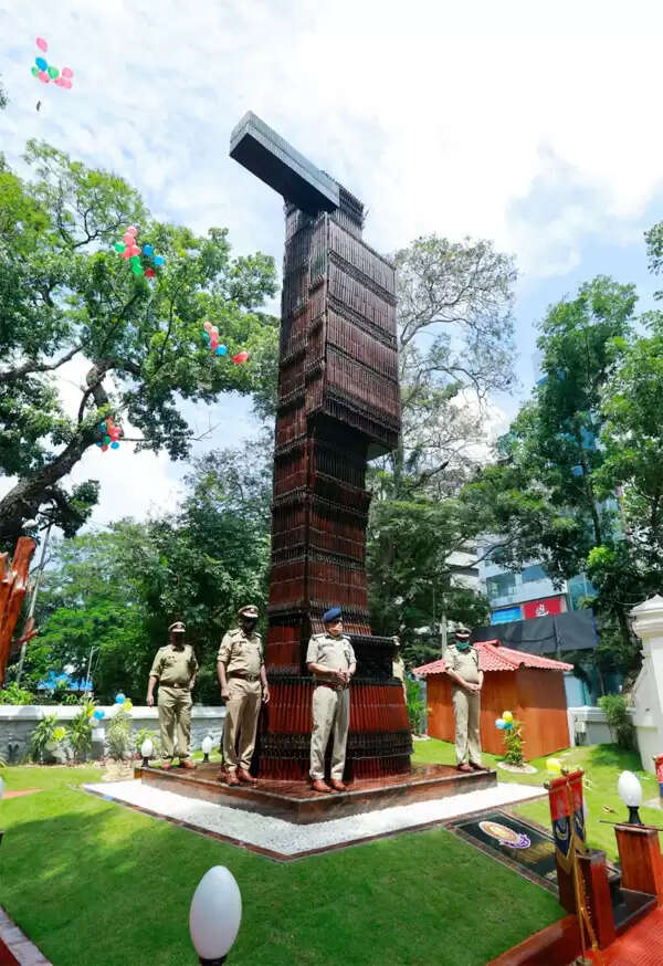 തോക്കുകള് കൊണ്ട് നിര്മിച്ച ഇന്ത്യയിലെ ആദ്യത്തെ ത്രിമാനരൂപം 'ശൗര്യ' സംസ്ഥാന പൊലീസ് മേധാവി അനാച്ഛാദനം ചെയ്തു