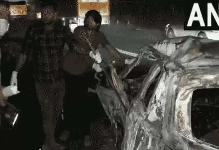 Accidental Death | ഡെല്ഹി-ജയ്പൂര് ഹൈവേയില് ടാങ്കര് ലോറി കാറിലും പികപ് വാനിലുമിടിച്ചുണ്ടായ അപകടത്തില് 4 പേര്ക്ക് ദാരുണാന്ത്യം; വാഹനം കത്തിനശിച്ചു