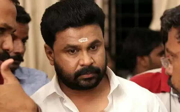 നടിയെ ആക്രമിച്ച കേസില് അന്വേഷണം നിലച്ചതായി പോലീസ്; ദൃശ്യങ്ങള് പകര്ത്തിയ മൊബൈല് ഫോണും മെമ്മറി കാര്ഡും കണ്ടെടുക്കാന് കഴിഞ്ഞിട്ടില്ല, സുപ്രധാന തെളിവുകള് നശിപ്പിച്ചതായി സംശയം, ദൃശ്യങ്ങള് കിട്ടിയേ തീരൂ എന്ന് ദിലീപ്