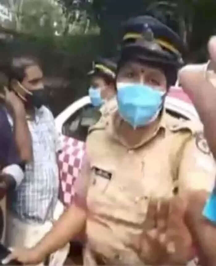 പൊതുനിരത്തില് അച്ഛനെയും മകളെയും ഫോണ് മോഷ്ടാക്കളെന്ന് പറഞ്ഞ് അപമാനിച്ച സംഭവത്തില് പിങ്ക് പൊലീസ് ഓഫിസര്ക്ക് സ്ഥലംമാറ്റം