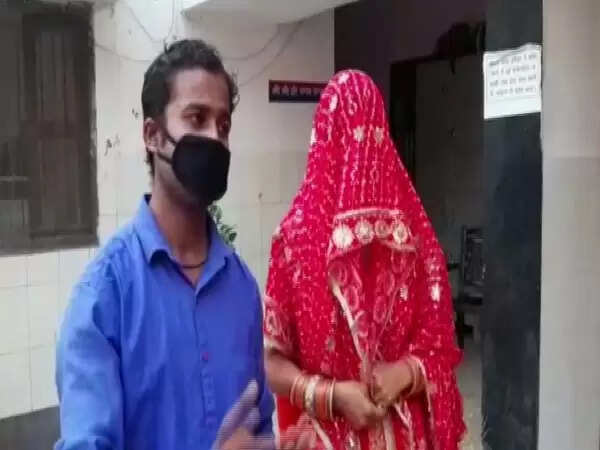 വീട്ടിലേക്ക് സാധനങ്ങള് വാങ്ങാന് പറഞ്ഞയച്ച 26കാരന് തിരിച്ചെത്തിയത് ഭാര്യയുമായി; മകന് കല്യാണം കഴിച്ചത് അറിയില്ലെന്ന പരാതിയുമായി അമ്മ പൊലീസ് സ്റ്റേഷനില്