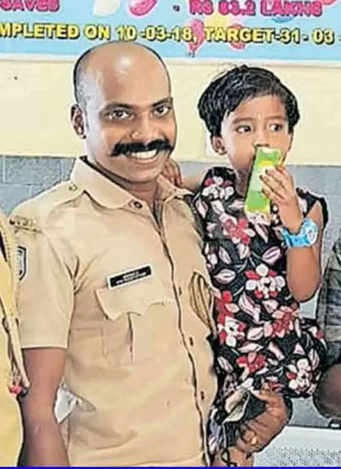 ട്രെയിനില് നിന്നിറങ്ങുമ്പോള് കാല് തെറ്റി 4 വയസുകാരി പ്ലാറ്റ്ഫോമിനും തീവണ്ടിക്കും ഇടയിലേക്കുവീണു; രക്ഷകരായി റെയില്വേ പൊലീസ് സേനാംഗങ്ങള്