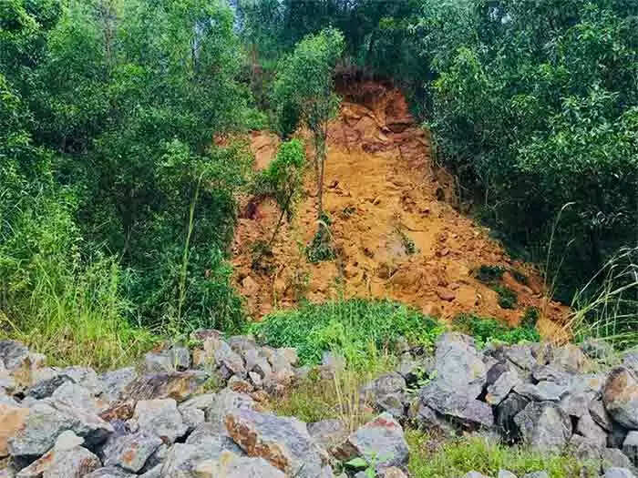 ഗ്രാമപഞ്ചായത്ത് പ്രസിഡന്റും സംഘവും സന്ദർശിക്കുന്നതിനിടെ കുന്ന് ഇടിഞ്ഞുവീണു