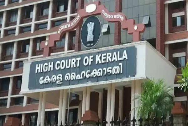 ഹൈക്കോടതിയില് റിപ്പോര്ട്ട് സമര്പ്പിക്കാനെത്തിയ പൊലീസുകാരന് കോവിഡ്; ജഡ്ജി ക്വാറന്റീനില്