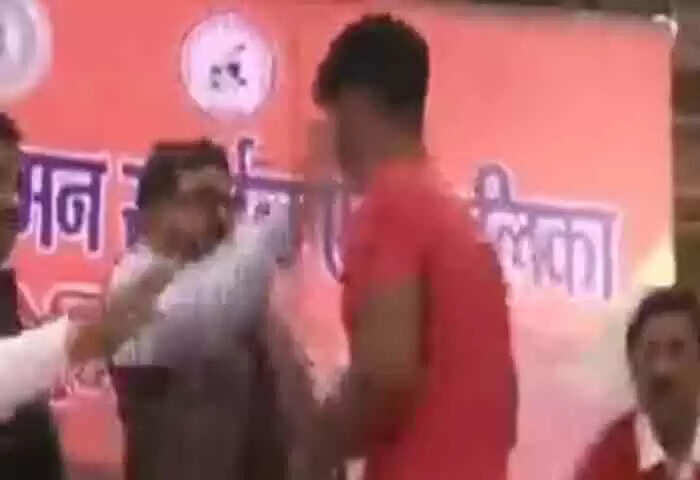 Video | ബ്രിജ് ഭൂഷണ് സിംഗ് പൊതുവേദിയില് വെച്ച് ഗുസ്തി താരത്തിന്റെ മുഖത്തടിച്ചു; വീഡിയോ