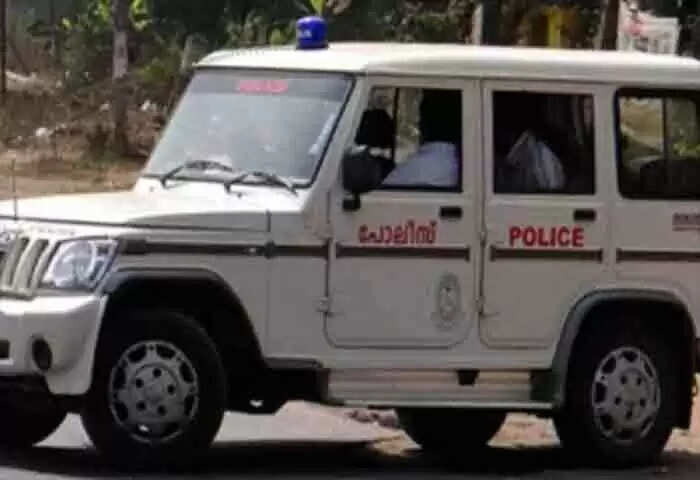 Police Booked | കൂത്തുപറമ്പില് വീട്ടില് കയറി യുവതിയെ ബ്ലേഡ് ഉപയോഗിച്ച് മുറിവേല്പ്പിച്ചെന്ന സംഭവത്തില് യുവാവിനെതിരെ കേസെടുത്ത് പൊലീസ്