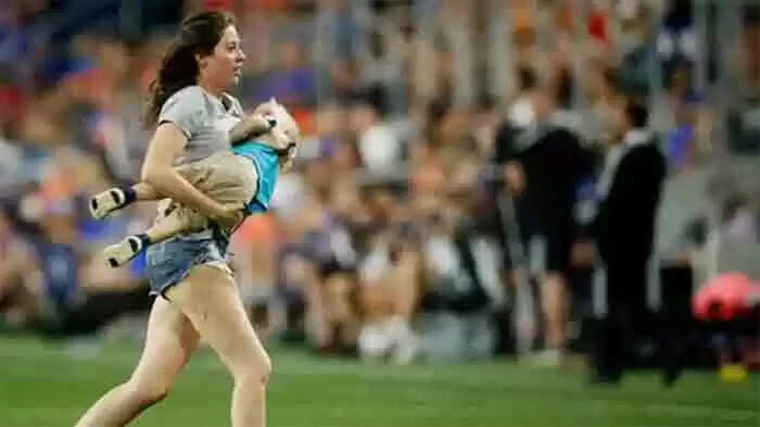 ഫുട്ബോള് മത്സരത്തിനിടെ ഗ്രൗന്ഡിലേക്ക് ഓടിക്കയറി 2 വയസുകാരന്; പിന്നാലെ ഓടിയെത്തി അമ്മയും, കൈപിടിയിലൊതുക്കുന്നതിനിടയില് വഴുതി വീണു; വിഡിയോ വൈറല്