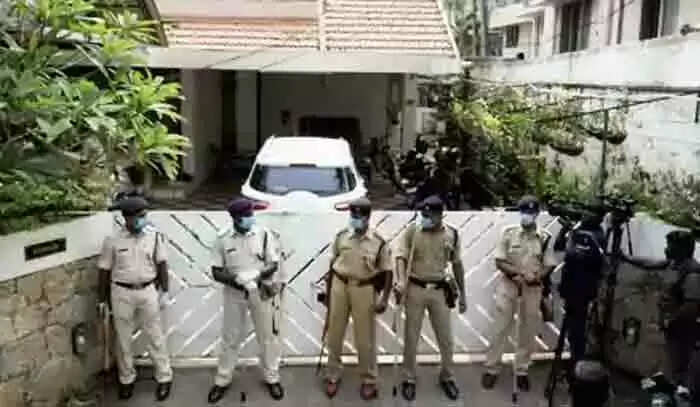 ബിനീഷ് കോടിയേരിയുടെ വീട്ടില് 24 മണിക്കൂറിലേറെ നീണ്ട എന്ഫോഴ്സ്മെന്റ് റെയ്ഡ് അവസാനിച്ചു; പരിശോധന കഴിഞ്ഞ് പുറത്തേക്കിറങ്ങിയ ഉദ്യോഗസ്ഥരുടെ വാഹനം കേരള പൊലീസ് തടഞ്ഞു