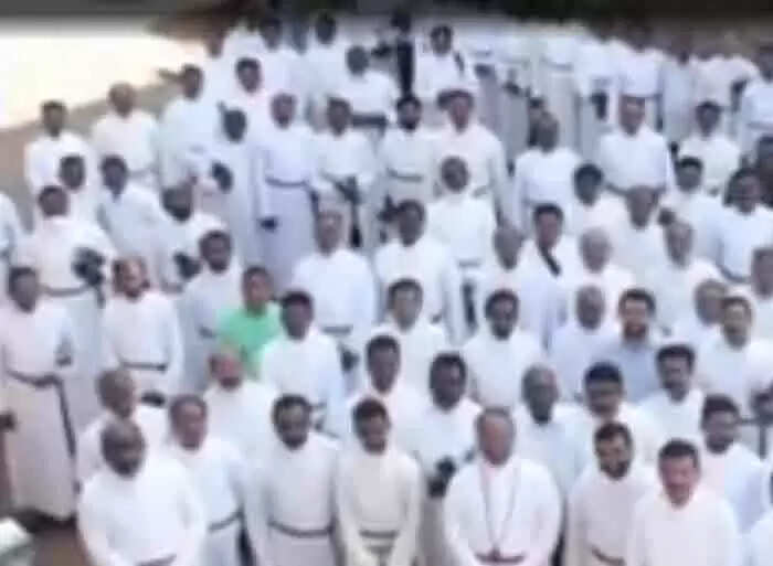 കോവിഡ് മാനദണ്ഡം ലംഘിച്ച് ഇടുക്കി മൂന്നാറില് ധ്യാനം നടത്തിയ സി എസ് ഐ സഭയ്ക്കെതിരെ പൊലീസ് കേസെടുത്തു
