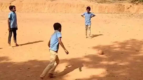 അന്താരാഷ്ട്ര ഫുട്ബോള് താരങ്ങള് പലരും പങ്കുവെച്ച ഫ്രീ കിക്ക് വീഡിയോയിലെ ആ നാല്വര് സംഘം ഇവരാണ്; മലപ്പുറത്തുനിന്നുള്ള അസ്ലഹും പ്രത്യുഷും ആദിലും ലുഖ്മാനും; VIDEO