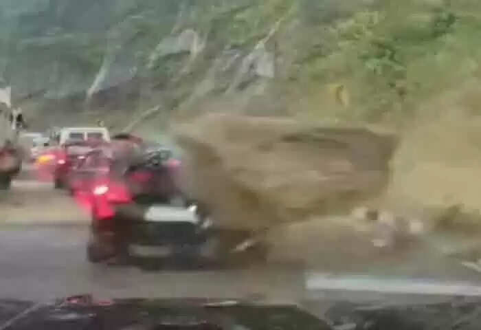 Accident | നാഗാലാന്ഡില് മണ്ണിടിച്ചിലിനെ തുടര്ന്ന് വലിയ പാറക്കഷണം റോഡില് നിര്ത്തിയിട്ടിയിരുന്ന കാറുകള്ക്ക് മുകളിലേക്ക് ഉരുണ്ടു വീണ് 2പേര് മരിച്ചു, 3പേര്ക്ക് ഗുരുതരം