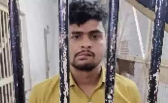 Killed | 'വിവാഹാഭ്യര്ഥന നിരസിച്ച യുവതിയെ കാമുകന് കെട്ടിടത്തിന്റെ 3-ാം നിലയില് നിന്നും താഴേക്കെറിഞ്ഞു കൊലപ്പെടുത്തി'; രക്ഷപ്പെടാനായി സഹോദര വേഷം ചമഞ്ഞ് മൃതദേഹവുമായി പോകുന്നതിനിടെ യുവാവ് പൊലീസ് പിടിയില്