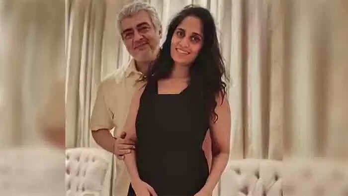സാള്ട് ആന്ഡ് പെപര് ലുകില് അജിത്ത്, ബ്ലാക് ഗൗണില് സിംപിളായി ശാലിനി; തങ്ങളുടെ പ്രിയ താരങ്ങളുടെ പുതിയ ചിത്രം ഏറ്റെടുത്ത് ആരാധകര്
