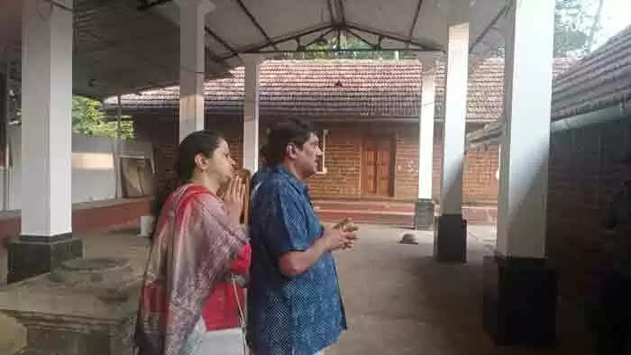 Singer Venugopal | കണ്ണൂരില് ക്ഷേത്രദര്ശനത്തിനായി മലയാളികളുടെ പ്രിയഗായകന് വേണുഗോപാലും ഭാര്യയുമെത്തി