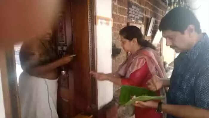 Singer Venugopal | കണ്ണൂരില് ക്ഷേത്രദര്ശനത്തിനായി മലയാളികളുടെ പ്രിയഗായകന് വേണുഗോപാലും ഭാര്യയുമെത്തി