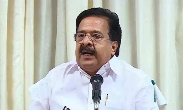 മാലിന്യം നീക്കം ചെയ്യാനെന്ന പേരില് മണല് വില്പ്പന നടത്താനാണോ ടോം ജോസിന്റെയും ഡിജിപിയുടെയും ഹെലികോപ്ടര് യാത്ര; ആരോപണവുമായി ചെന്നിത്തല