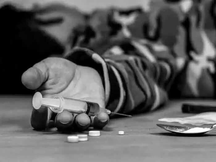 അമിതമായി മയക്കുമരുന്ന് കഴിച്ച കൗമാരക്കാരന് മരിച്ചു; ലഹരി മരുന്ന് വില്പനക്കാരെ പിടികൂടുന്നതില് പൊലീസ് പരാജയപ്പെട്ടുവെന്നാരോപിച്ച് മകന്റെ മരണത്തില് ദുഃഖിതനായ പിതാവ്