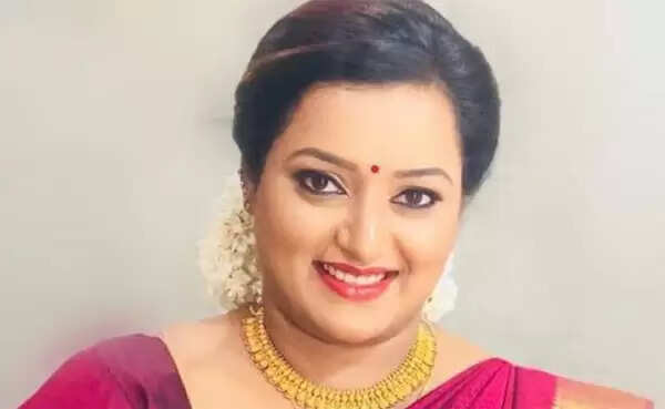 സ്വര്ണ കള്ളകടത്ത് കേസില് വഴിത്തിരിവ്: ഒരു സ്ത്രീയെ കസ്റ്റംസ് കസ്റ്റഡിയിലെടുത്തു