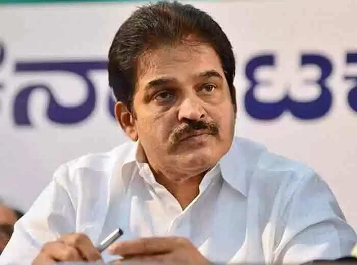 ആരെയും വെട്ടിമാറ്റുന്ന നിലപാടുള്ള പാര്ടിയല്ല കോണ്ഗ്രസ് എന്ന് കെ സി വേണുഗോപാല്; ചര്ചയില് നിന്നും വിട്ടുനിന്ന് കെ മുരളീധരനും കെ സുധാകരനും; സ്ഥാനാര്ഥി പ്രഖ്യാപനം വ്യാഴാഴ്ച