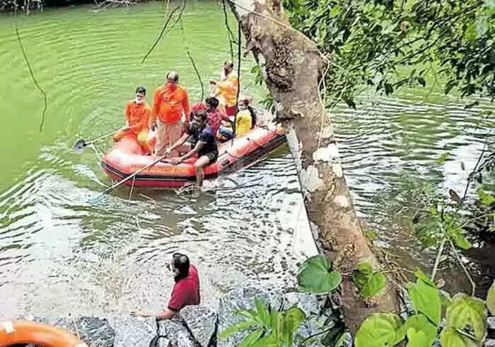 ഫൈബര് തോണിയില് ഉല്ലാസയാത്ര; പുഴയില് കുടുങ്ങിയ 2 യുവതികളെയും ഒരു യുവാവിനെയും സാഹസികമായി രക്ഷപ്പെടുത്തി അഗ്നിരക്ഷാ സേനാംഗങ്ങള്