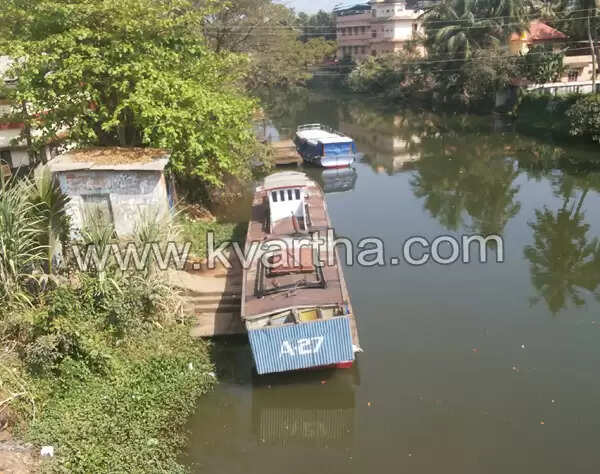 കാരിച്ചാല്- ചങ്ങനാശേരി; പായിപ്പാട്- ആലപ്പുഴ ബോട്ടു സര്വ്വീസുകള് നിര്ത്തി; യാത്രക്കാര് ദുരിതത്തില്