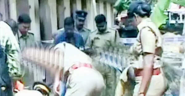 ഹോസ്റ്റല് ടോയ്ലറ്റില് വിദ്യാര്ത്ഥിനിയുടെ മൃതദേഹം കത്തിക്കരിഞ്ഞ നിലയില്