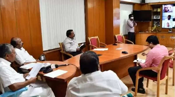 അതിര്ത്തിയില് പരിശോധന കര്ശനമാക്കാന് നിര്ദേശം നല്കി മുഖ്യമന്ത്രി പിണറായി വിജയന്