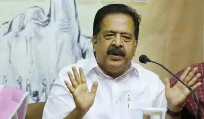 സന്തോഷ് ഈപ്പന് കമ്മിഷനായി നല്കിയ അഞ്ചാമത്തെ ഐഫോണ് ആരുടെ കയ്യിലാണെന്ന് അറിയാം; ശിവശങ്കറിനെ സര്വീസില് നിന്ന് പുറത്താക്കാന് ധൈര്യമുണ്ടോ? മുഖ്യമന്ത്രിയെ വെല്ലുവിളിച്ച് പ്രതിപക്ഷ നേതാവ്