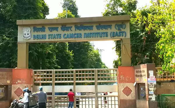 കൊവിഡ് ഹോട്ട്സ്പോട്ടായി ഡെല്ഹിയിലെ കാന്സര് ആശുപത്രി; തിങ്കളാഴ്ച മൂന്ന് പേര്ക്ക് കൂടി കൊവിഡ് സ്ഥിരീകരിച്ചു; ഇതോടെ വൈറസ് സ്ഥിരീകരിച്ചത് 28പേര്ക്ക്