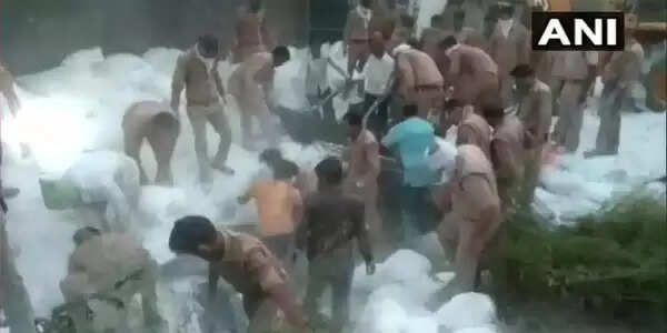 ഉത്തര്പ്രദേശില് ട്രക്കുകള് കൂട്ടിയിടിച്ച് അപകടം; 23 കുടിയേറ്റ തൊഴിലാളികള് മരിച്ചു