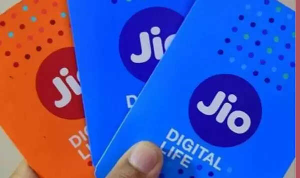രാജ്യത്തെ ഏറ്റവും വലിയ ടെലികോം ഓപ്പറേറ്ററായി ജിയോ; രണ്ടാം സ്ഥാനത്തുള്ള വോഡഫോണ് ഐഡിയയേക്കാള് ബഹുദൂരം മുന്നില്, ജിയോയുടെ നേട്ടം പ്രവര്ത്തനം ആരംഭിച്ച് മൂന്ന് കൊല്ലം തികയുന്നതിന് മുമ്പ്