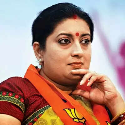പുറത്താക്കിയ ഉദ്യോഗസ്ഥരെ തിരിച്ചെടുക്കണമെന്ന് സ്മൃതി ഇറാനി