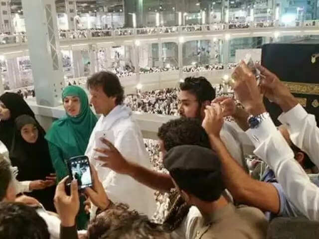 ഇമ്രാനും റെഹം ഖാനും ഉംറയ്ക്കെത്തി