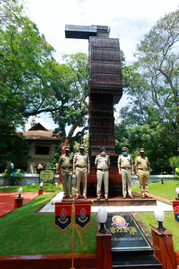 തോക്കുകള് കൊണ്ട് നിര്മിച്ച ഇന്ത്യയിലെ ആദ്യത്തെ ത്രിമാനരൂപം 'ശൗര്യ' സംസ്ഥാന പൊലീസ് മേധാവി അനാച്ഛാദനം ചെയ്തു
