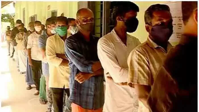 തദ്ദേശ തെരഞ്ഞെടുപ്പിന്റെ അവസാനഘട്ട വോട്ടെടുപ്പില് മികച്ച പോളിങ്; പോളിങ് 35 ശതമാനം പിന്നിട്ടു, മിക്ക ബൂത്തുകളിലും രാവിലെ മുതല് അനുഭവപ്പെടുന്നത് വലിയ തിരക്ക്