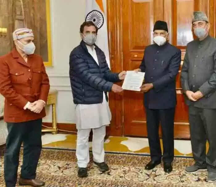 രണ്ടുകോടി കര്ഷകര് ഒപ്പിട്ട നിവേദനം രാഷ്ട്രപതി റാംനാഥ് കോവിന്ദിന് രാഹുല്ഗാന്ധി കൈമാറി; നിയമം പിന്വലിക്കുംവരെ പാര്ടി ഭേദമെന്യേ കര്ഷകര്കൊപ്പം നിലകൊള്ളുമെന്നും പ്രിയങ്കാ ഗാന്ധി അടക്കമുള്ള കോണ്ഗ്രസ് നേതാക്കള്