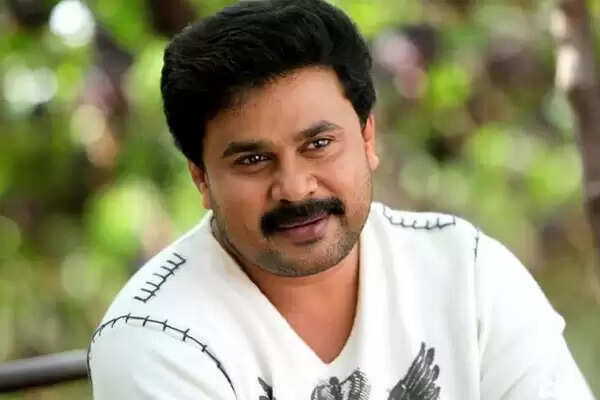 നടി ആക്രമിക്കപ്പെട്ട കേസ്; ദിലീപ് ഉള്പ്പെടെയുള്ള പ്രതികള് കോടതിയില് ഹാജരായി, വനിതാ ജഡ്ജി വേണമെന്നും രഹസ്യ വിചാരണ വേണമെന്നും നടി