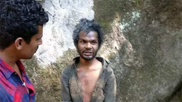 മധുവിനെ പിടികൂടിയത് ഭക്ഷണം ഉണ്ടാകുന്നതിനിടെ, വഴിയില് വച്ചു മര്ദിക്കുകയും വെളളം ചോദിച്ചപ്പോള് തലയില് ഒഴിക്കുകയും ചെയ്തു; പിടികൂടാന് ഒത്താശ ചെയ്തുകൊടുത്തത് വനംവകുപ്പെന്ന് കുടുംബം