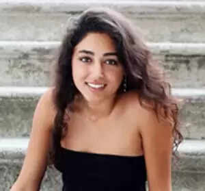യാഥാസ്ഥികരുടെ ഭീഷണിക്ക് വഴങ്ങാതെ നടിയുടെ മാറിട പ്രദര്ശനം