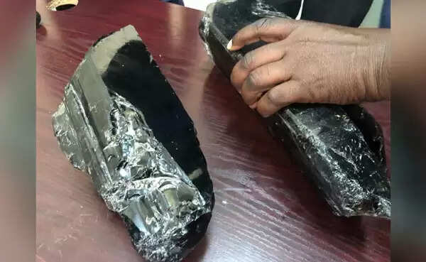 ഇരുണ്ട വയലറ്റ്- നീല നിറങ്ങളിലുള്ള അപൂര്വ്വരത്നം കണ്ടെത്തിയതോടെ ഒറ്റ രാത്രികൊണ്ട് കോടീശ്വരനായ കൗമാരക്കാരന്!