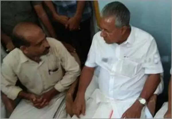 സഫീറിന്റെയും മധുവിന്റെയും വീടുകളില് മുഖ്യമന്ത്രിയുടെ മിന്നല് സന്ദര്ശനം; സ്വന്തം മണ്ഡലത്തിലെ ഷുഹൈബിന്റെ കുടുംബത്തെ സന്ദര്ശിച്ചില്ല, പ്രതിഷേധം വ്യാപകം