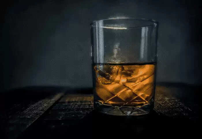 Cheating | ബംപിള് ഡേറ്റിങ് ആപിലൂടെ പരിചയപ്പെട്ട യുവതി മദ്യത്തില് ലഹരിമരുന്ന് കലര്ത്തി യുവാവിനെ മയക്കി കിടത്തി വിലപിടിപ്പുള്ള സ്വര്ണാഭരണങ്ങളും 1.78 ലക്ഷം രൂപയും മൊബൈല് ഫോണും അടിച്ചുമാറ്റി കടന്നുകളഞ്ഞതായി പരാതി