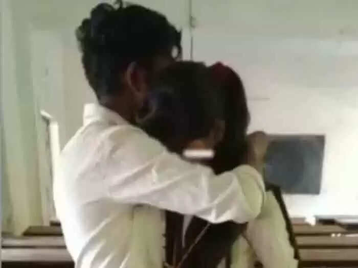 ക്ലാസ് മുറിയില്വെച്ച് പ്ലസ് ടു വിദ്യാര്ഥികള് 'വിവാഹിതരായി'; താലിചാര്ത്തുന്ന ദൃശ്യങ്ങള് പകര്ത്തിയ സുഹൃത്ത് സോഷ്യല് മീഡിയയില് പങ്കുവെച്ചു; സ്വമേധയ കേസെടുത്ത് പൊലീസ്