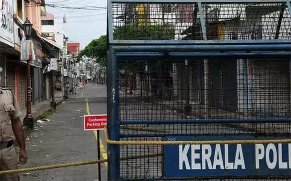 എറണാകുളം മാര്ക്കറ്റിലെ 9 പേര്ക്ക് കോവിഡ് സ്ഥിരീകരിച്ചതോടെ നഗരം കടുത്ത ആശങ്കയില്; പൂന്തുറയില് കര്ശന നിയന്ത്രണം; കോഴിക്കോട് 40 തൊഴിലുറപ്പ് തൊഴിലാളികള് നിരീക്ഷണത്തില്