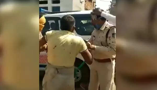 കൊവിഡ് സംശയിക്കുന്നയാളെ പരിശോധിക്കാന് പോയ ഡോക്ടര്ക്കും ഒപ്പമുണ്ടായിരുന്ന പൊലീസുകാരനും നേരെ ആക്രമണം