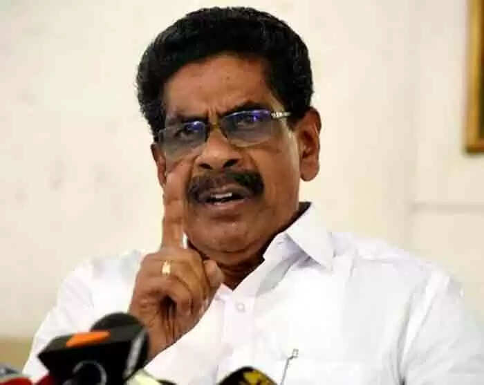 അഴിമതിയില് മുങ്ങിത്താണ സര്ക്കാര് അതില് നിന്നും ശ്രദ്ധ തിരിക്കാന് ഒരു അഭിസാരികയെ കൊണ്ടുവന്ന് വീണ്ടും കഥപറയിപ്പിക്കാന് നോക്കുന്നു; സംസ്ഥാനം മുഴുവന് തന്നെ ബലാത്സംഗം ചെയ്തുവെന്ന് വിലപിച്ച് കൊണ്ടിരിക്കുന്നവരാണ് ആ സ്ത്രീ; പീഡനത്തിനിരയായാല് ആത്മാഭിമാനമുള്ള സ്ത്രീ മരിക്കും'; സ്ത്രീവിരുദ്ധ പരാമര്ശവുമായി മുല്ലപ്പള്ളി