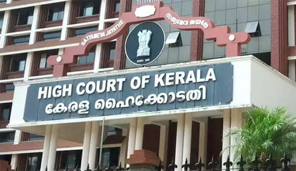 യൂണിന് ബാങ്ക് മാനേജരെ തല്ലിയ പൊലീസുകാര്ക്കെതിരെ എന്തു നടപടിയെടുത്തു; 15 ദിവസത്തിനകം അറിയിക്കണമെന്ന് ഡിജിപിക്ക് ഹൈക്കോടതിയുടെ നിര്ദേശം